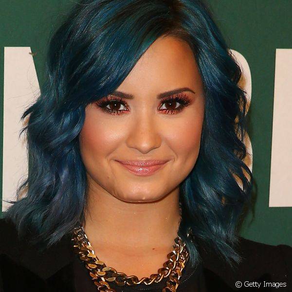 Sombras metalizadas deixam o look mais brilhoso e iluminado para a noite, e foram usados por Demi Lovato para real?ar a produ??o no tapete vermelho (Foto: Getty Images) (Foto: Getty Images)